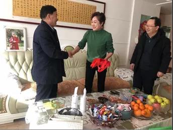 敦煌種業(yè)領(lǐng)導(dǎo)看望慰問公司老干部、老黨員及困難黨員職工