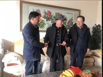 敦煌種業(yè)領(lǐng)導(dǎo)看望慰問公司老干部、老黨員及困難黨員職工